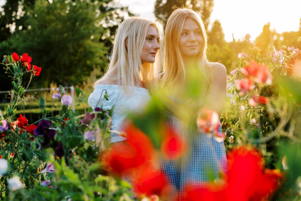 Joakim × Anna — Bröllopsfotograf och familjefotograf i Skåne och på Bjäre — Kusinfotografering i Slottsparken, image 15