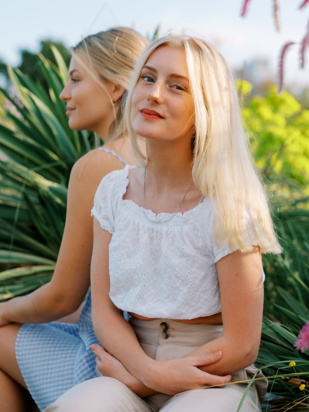 Joakim × Anna — Bröllopsfotograf och familjefotograf i Skåne och på Bjäre — Kusinfotografering i Slottsparken, image 2