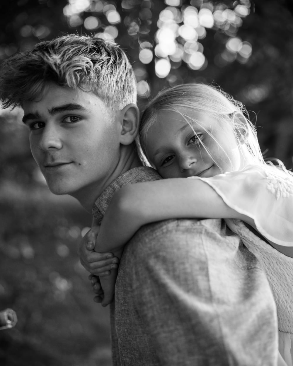 Joakim × Anna — Bröllopsfotograf och familjefotograf i Skåne och på Bjäre — Familjefotografering i kvällsljus, image 23