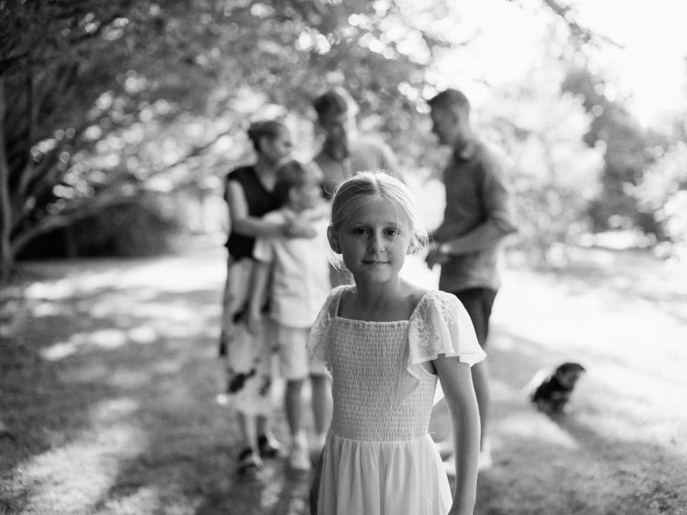 Joakim × Anna — Bröllopsfotograf och familjefotograf i Skåne och på Bjäre — Familjefotografering i kvällsljus, image 25