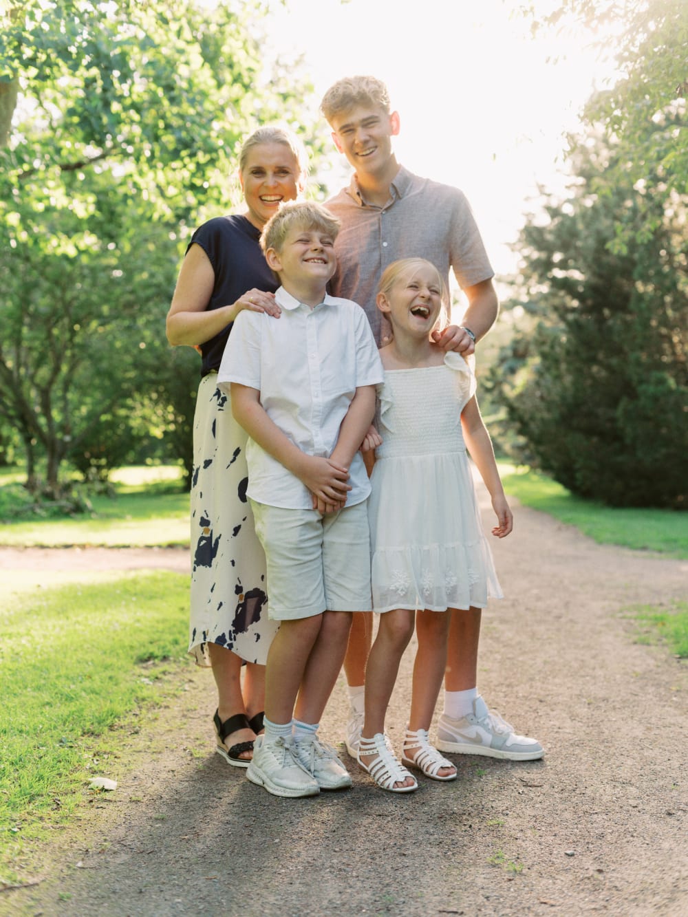 Joakim × Anna — Bröllopsfotograf och familjefotograf i Skåne och på Bjäre — Familjefotografering i kvällsljus, image 27