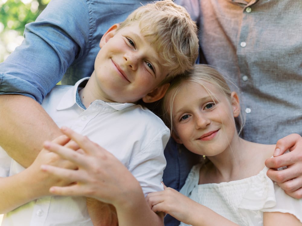 Joakim × Anna — Bröllopsfotograf och familjefotograf i Skåne och på Bjäre — Familjefotografering i kvällsljus, image 31