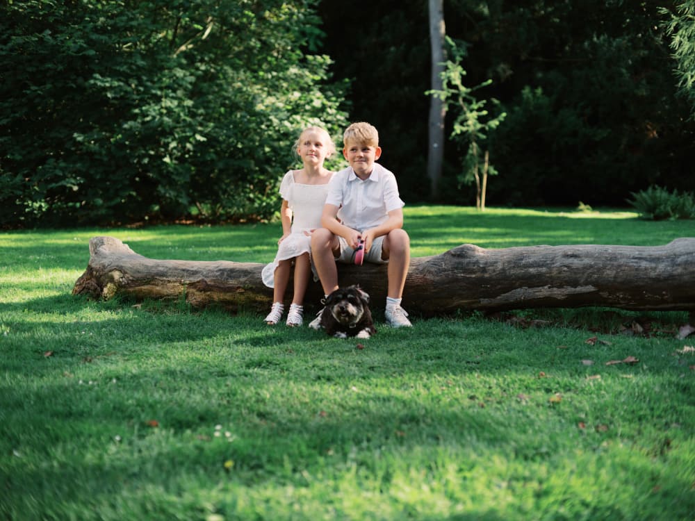 Joakim × Anna — Bröllopsfotograf och familjefotograf i Skåne och på Bjäre — Familjefotografering i kvällsljus, image 1