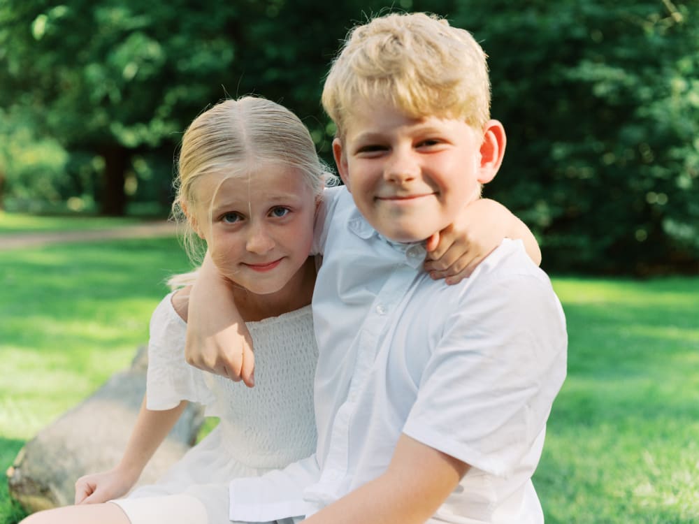 Joakim × Anna — Bröllopsfotograf och familjefotograf i Skåne och på Bjäre — Familjefotografering i kvällsljus, image 2
