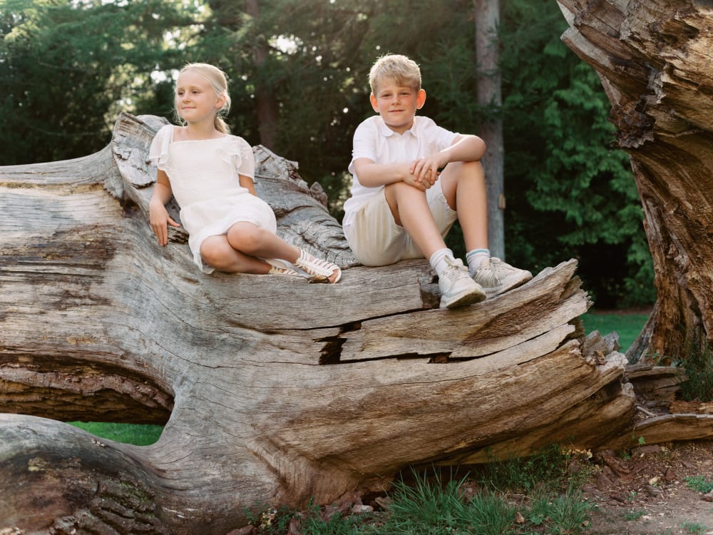 Joakim × Anna — Bröllopsfotograf och familjefotograf i Skåne och på Bjäre — Familjefotografering i kvällsljus, image 4