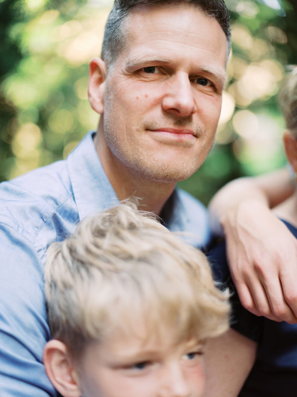 Joakim × Anna — Bröllopsfotograf och familjefotograf i Skåne och på Bjäre — Familjefotografering i kvällsljus, image 14