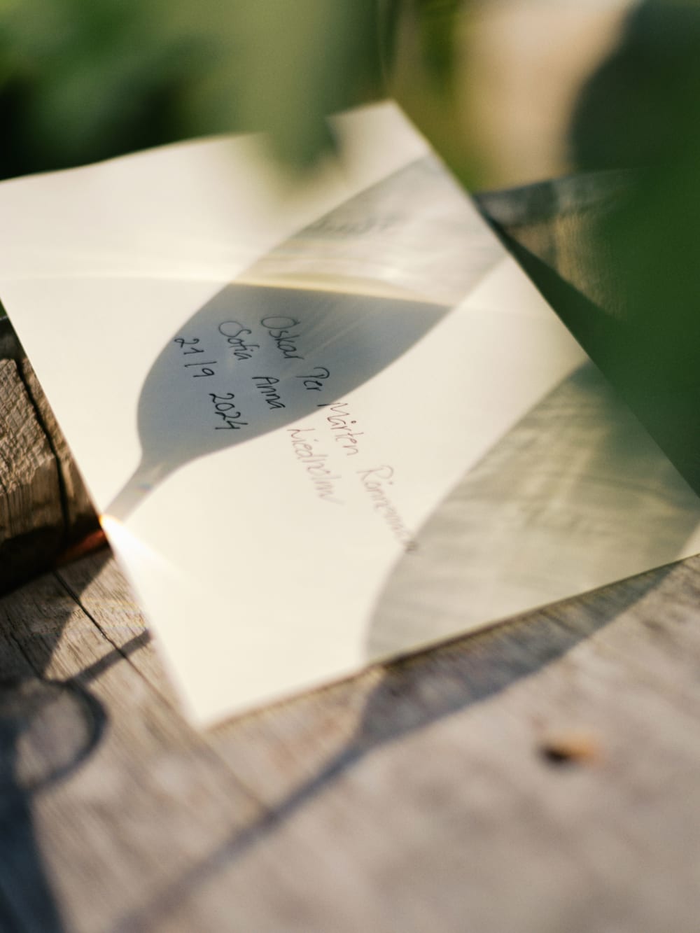 Joakim × Anna — Bröllopsfotograf och familjefotograf i Skåne och på Bjäre — Bröllopsporträtt på Flädie Mat och Vingård, image 2