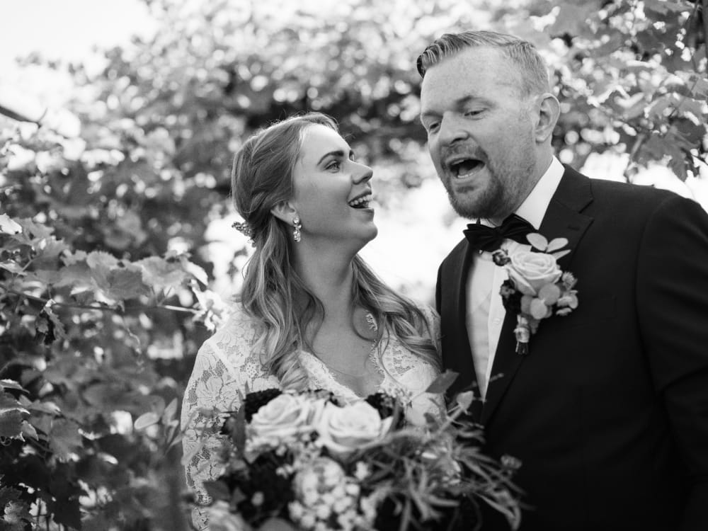 Joakim × Anna — Bröllopsfotograf och familjefotograf i Skåne och på Bjäre — Bröllopsporträtt på Flädie Mat och Vingård, image 7