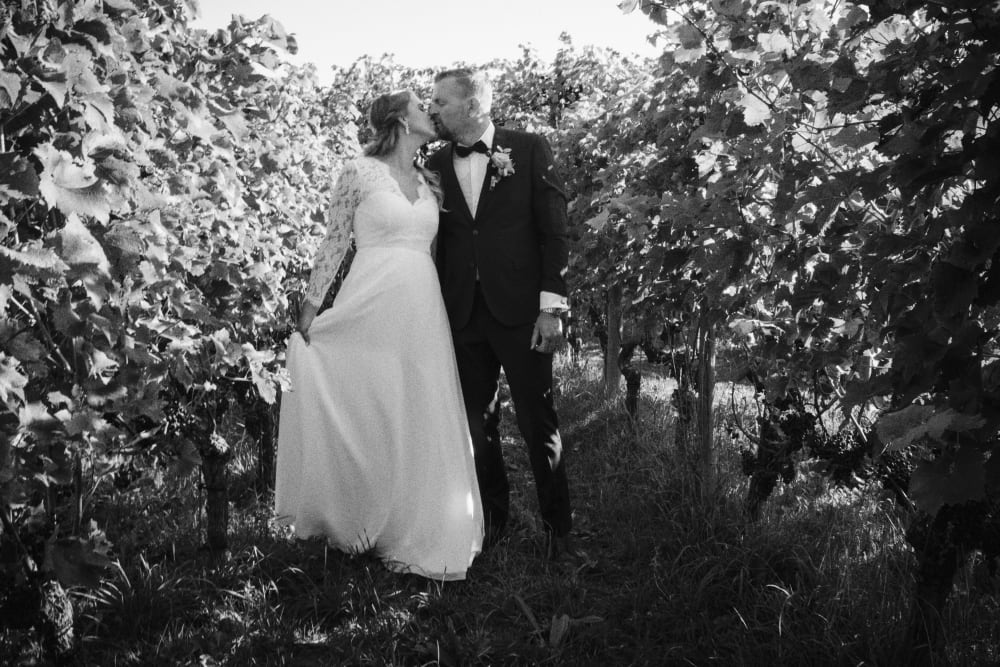 Joakim × Anna — Bröllopsfotograf och familjefotograf i Skåne och på Bjäre — Bröllopsporträtt på Flädie Mat och Vingård, image 10