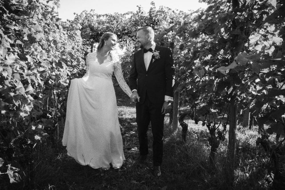 Joakim × Anna — Bröllopsfotograf och familjefotograf i Skåne och på Bjäre — Bröllopsporträtt på Flädie Mat och Vingård, image 12