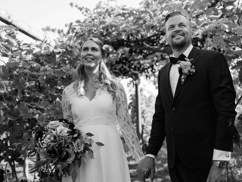 Joakim × Anna — Bröllopsfotograf och familjefotograf i Skåne och på Bjäre — Bröllopsporträtt på Flädie Mat och Vingård, image 13