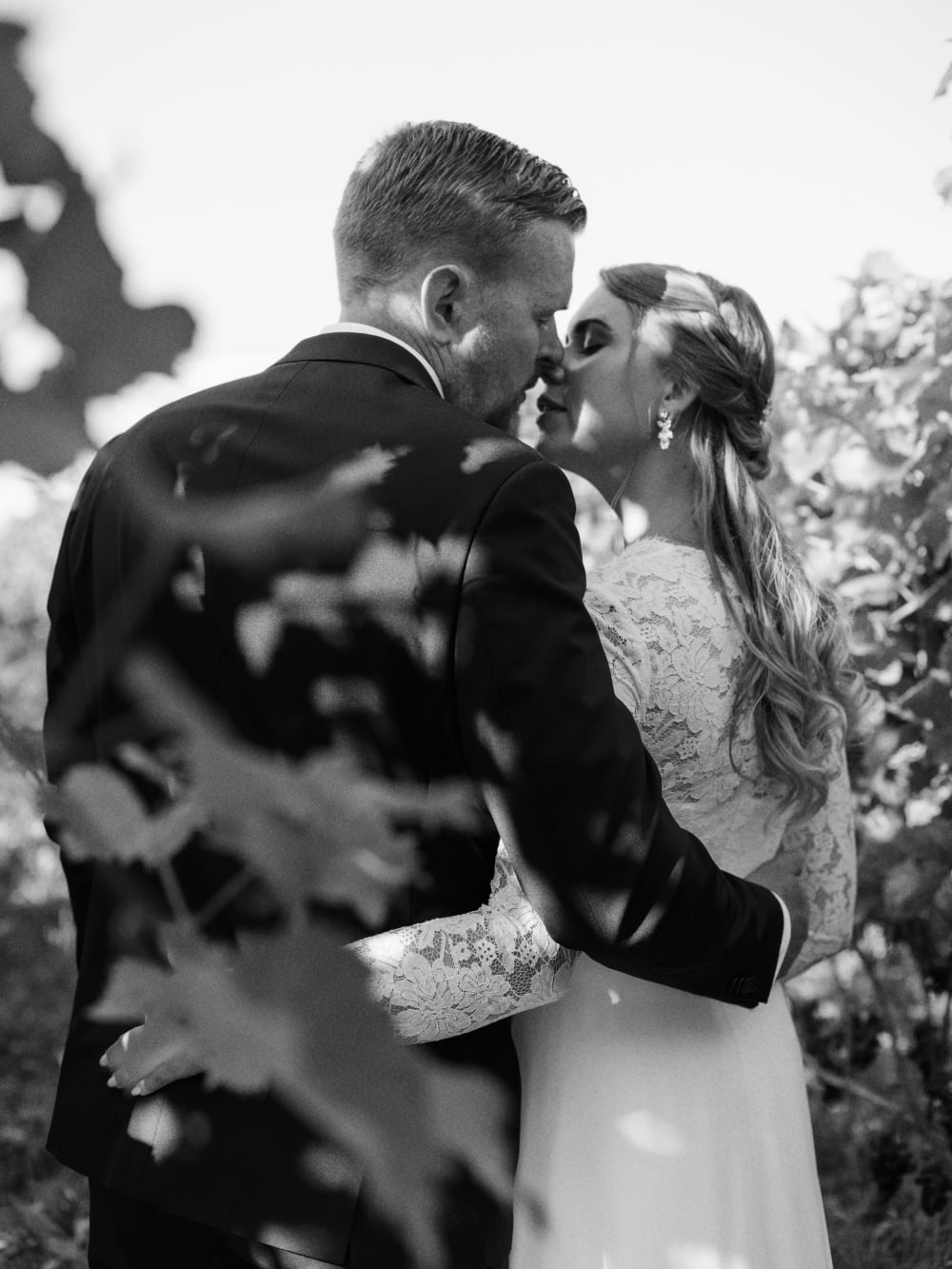 Joakim × Anna — Bröllopsfotograf och familjefotograf i Skåne och på Bjäre — Bröllopsporträtt på Flädie Mat och Vingård, image 15