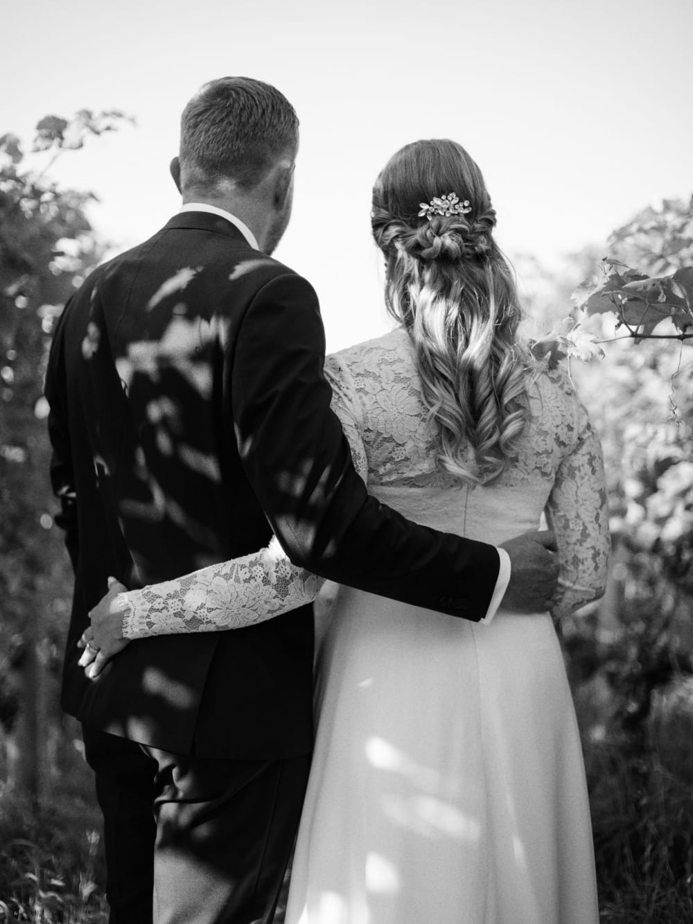 Joakim × Anna — Bröllopsfotograf och familjefotograf i Skåne och på Bjäre — Bröllopsporträtt på Flädie Mat och Vingård, image 18