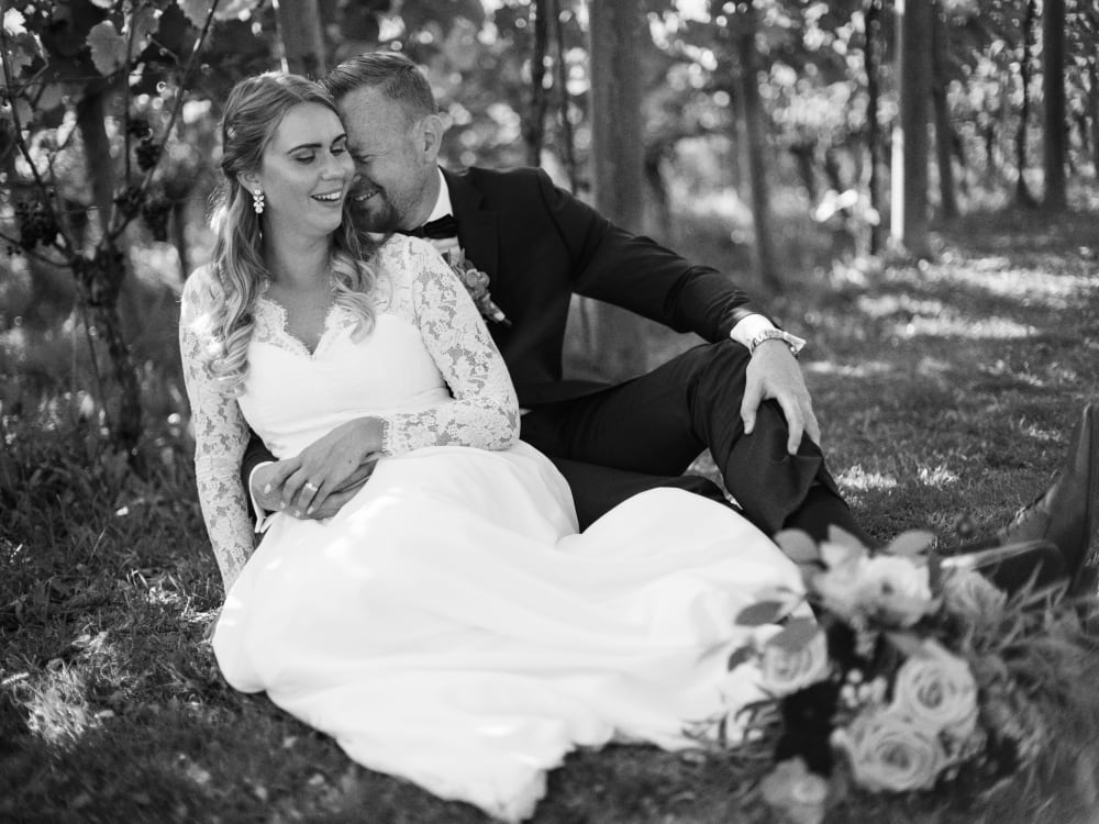 Joakim × Anna — Bröllopsfotograf och familjefotograf i Skåne och på Bjäre — Bröllopsporträtt på Flädie Mat och Vingård, image 22