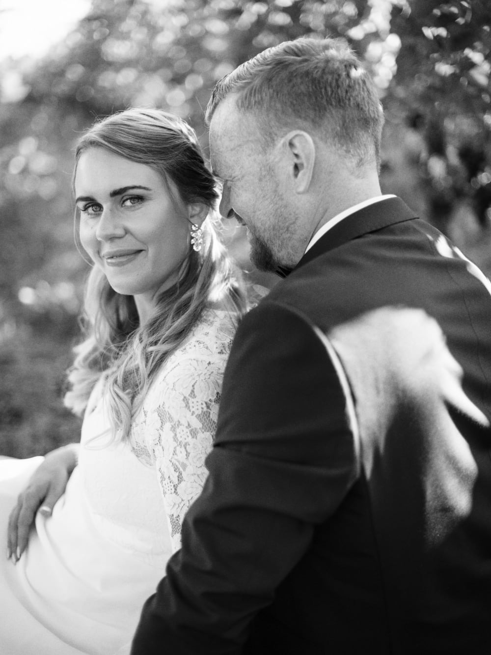 Joakim × Anna — Bröllopsfotograf och familjefotograf i Skåne och på Bjäre — Bröllopsporträtt på Flädie Mat och Vingård, image 26