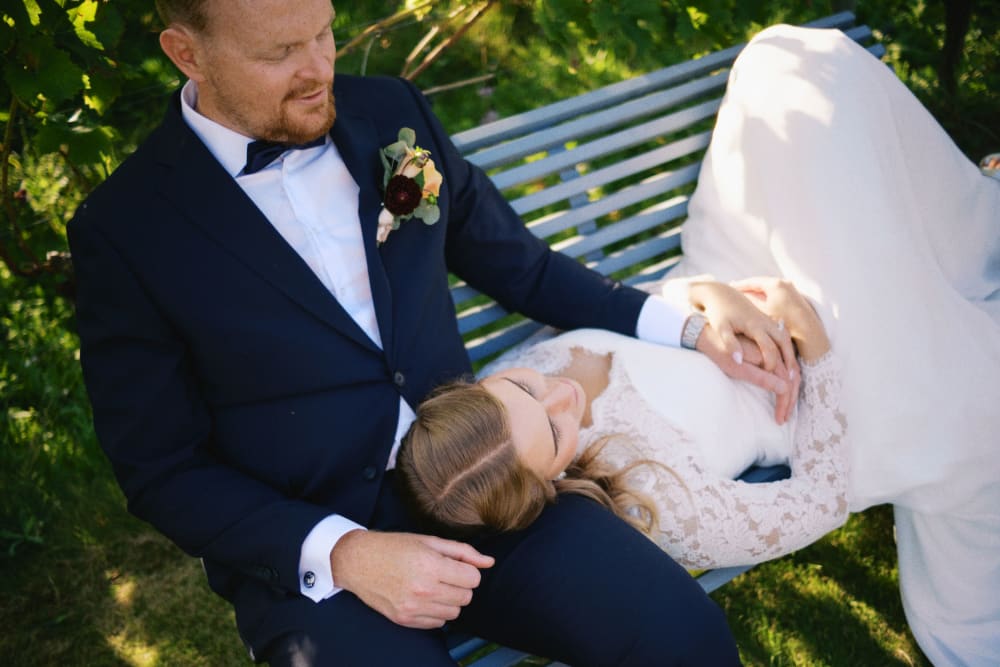 Joakim × Anna — Bröllopsfotograf och familjefotograf i Skåne och på Bjäre — Bröllopsporträtt på Flädie Mat och Vingård, image 28