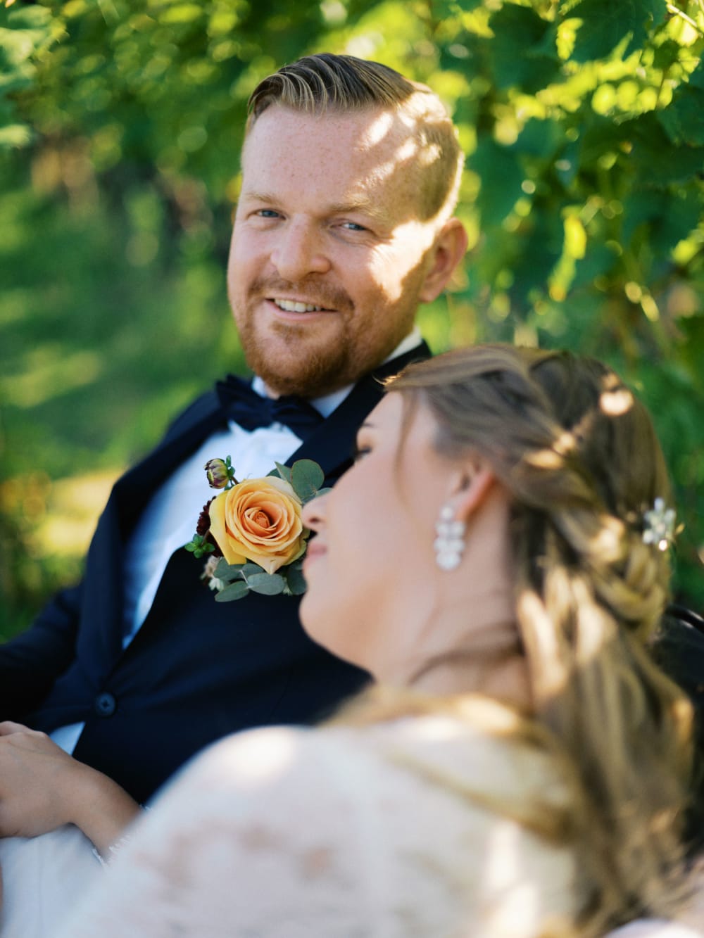 Joakim × Anna — Bröllopsfotograf och familjefotograf i Skåne och på Bjäre — Bröllopsporträtt på Flädie Mat och Vingård, image 32