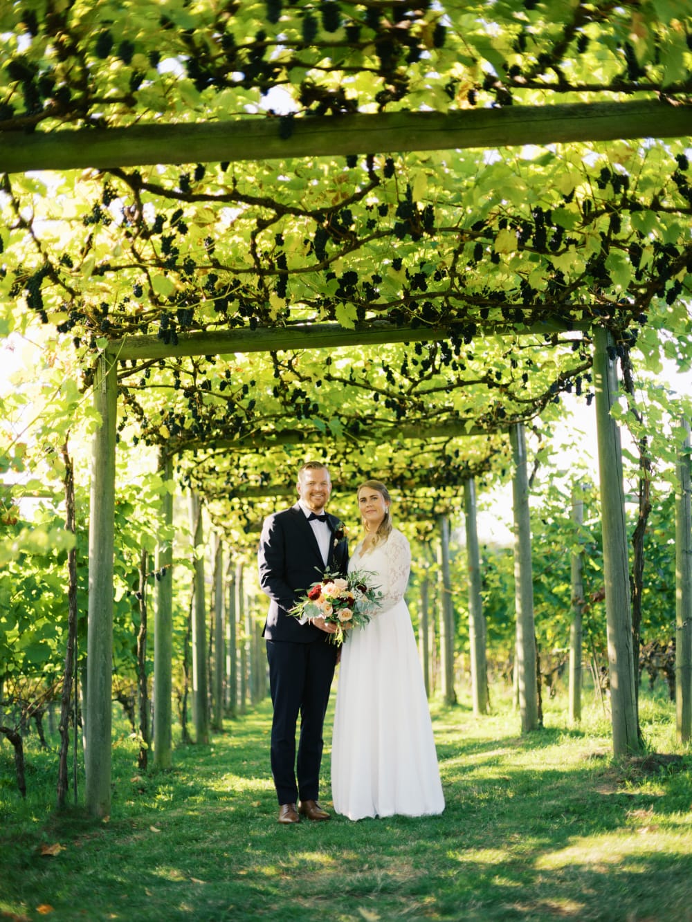 Joakim × Anna — Bröllopsfotograf och familjefotograf i Skåne och på Bjäre — Bröllopsporträtt på Flädie Mat och Vingård, image 40