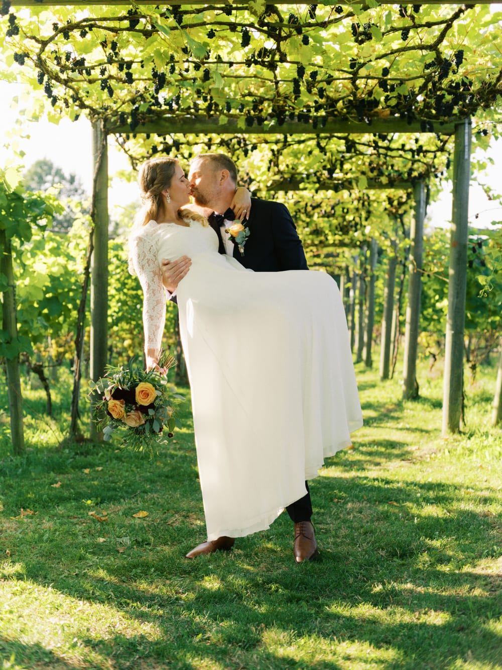 Joakim × Anna — Bröllopsfotograf och familjefotograf i Skåne och på Bjäre — Bröllopsporträtt på Flädie Mat och Vingård, image 41