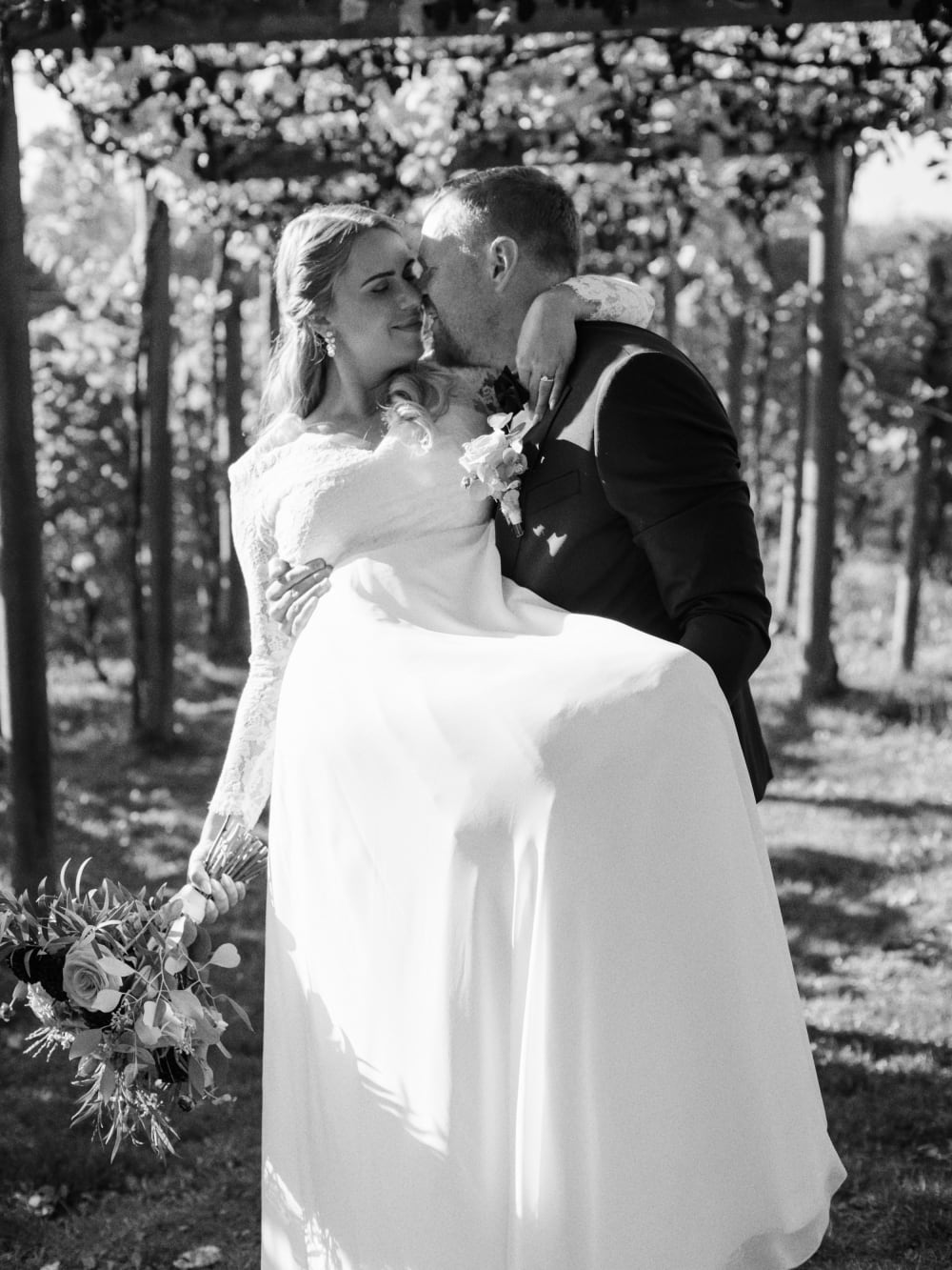 Joakim × Anna — Bröllopsfotograf och familjefotograf i Skåne och på Bjäre — Bröllopsporträtt på Flädie Mat och Vingård, image 42