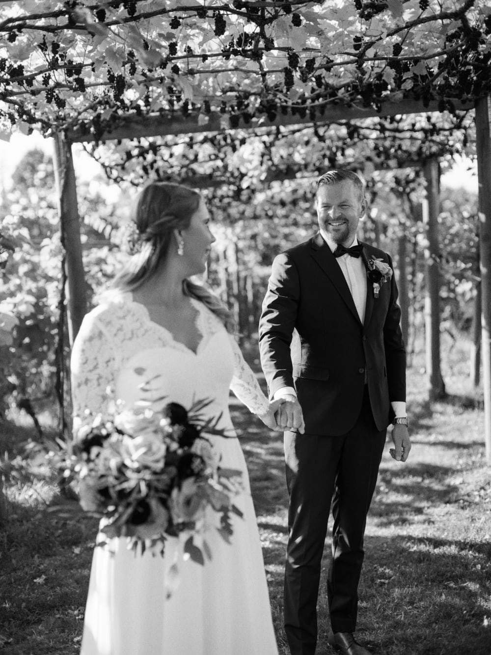 Joakim × Anna — Bröllopsfotograf och familjefotograf i Skåne och på Bjäre — Bröllopsporträtt på Flädie Mat och Vingård, image 43