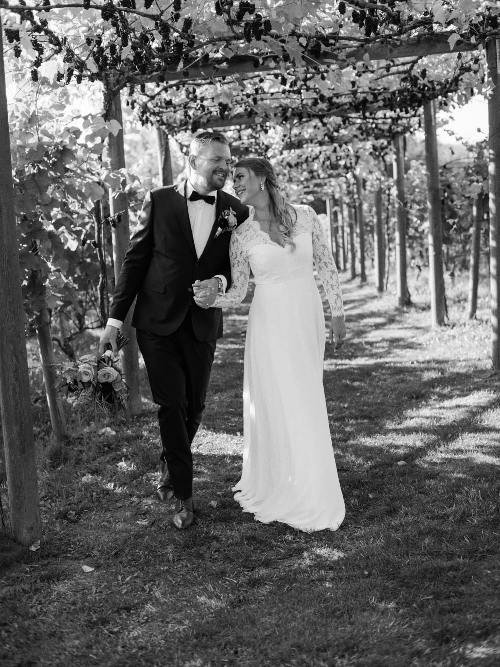 Joakim × Anna — Bröllopsfotograf och familjefotograf i Skåne och på Bjäre — Bröllopsporträtt på Flädie Mat och Vingård, image 46