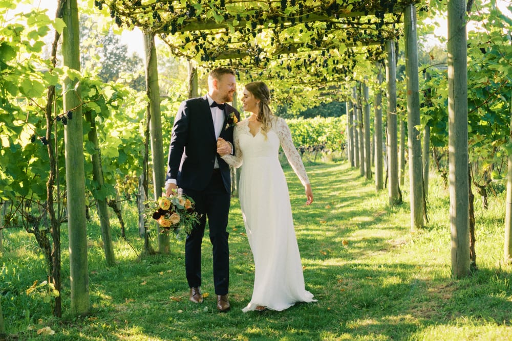 Joakim × Anna — Bröllopsfotograf och familjefotograf i Skåne och på Bjäre — Bröllopsporträtt på Flädie Mat och Vingård, image 47