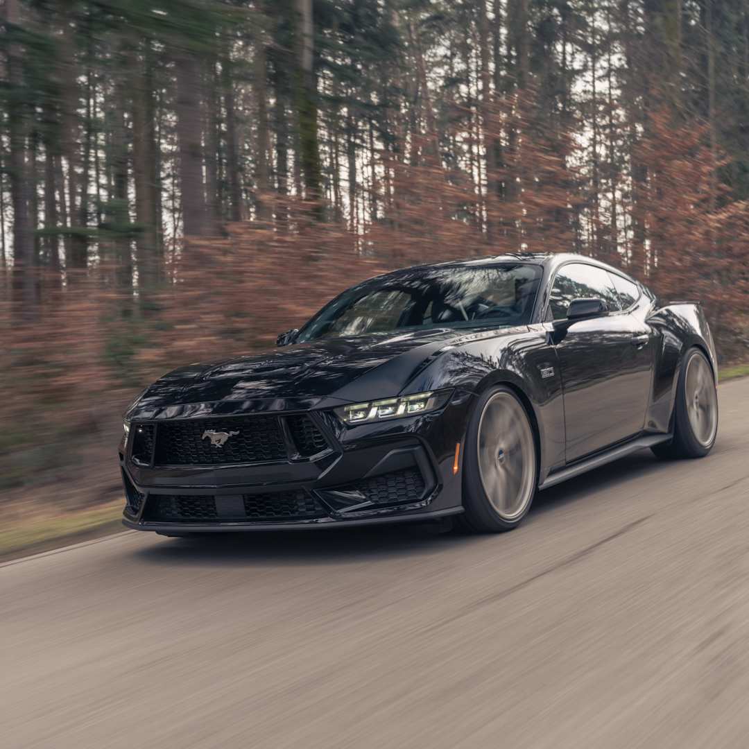 Ford Mustang (LAE) mit KW Fahrwerk auf offener Straße