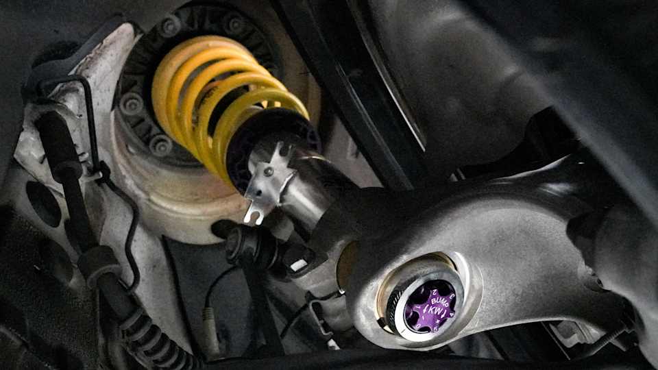 KW Fahrwerk im eingebauten Zustand mit gelber Feder im Radhaus