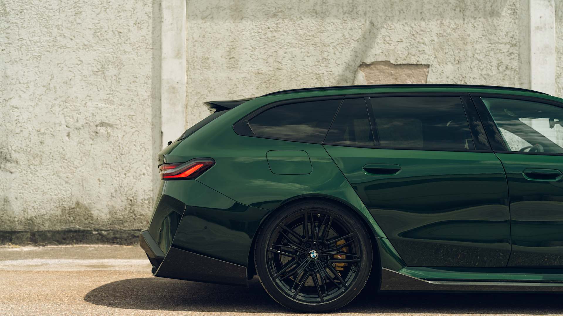 Heckansicht eines tiefergelegten BMW M5 Touring (G99)