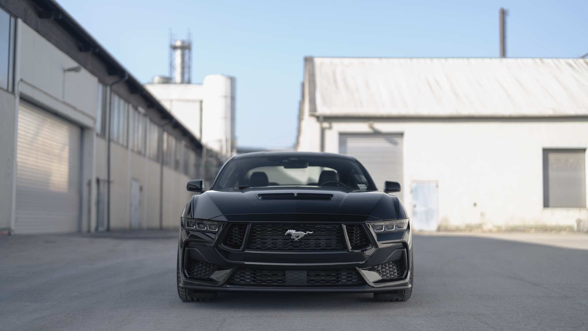 Die markante Front eines tiefergelegten Ford Mustang S650