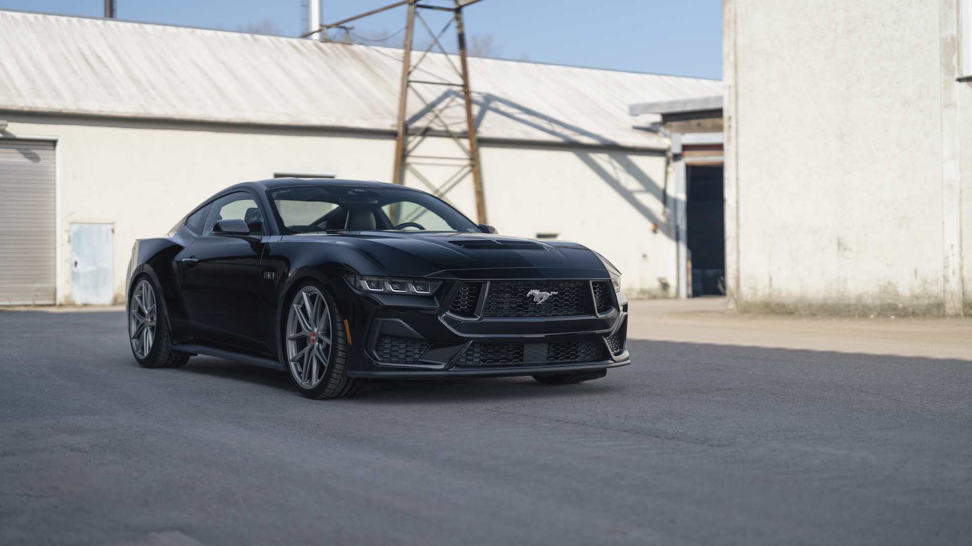 Schwarzer Ford Mustang (S650) mit KW Gewindefahrwerk und BBS Rädern