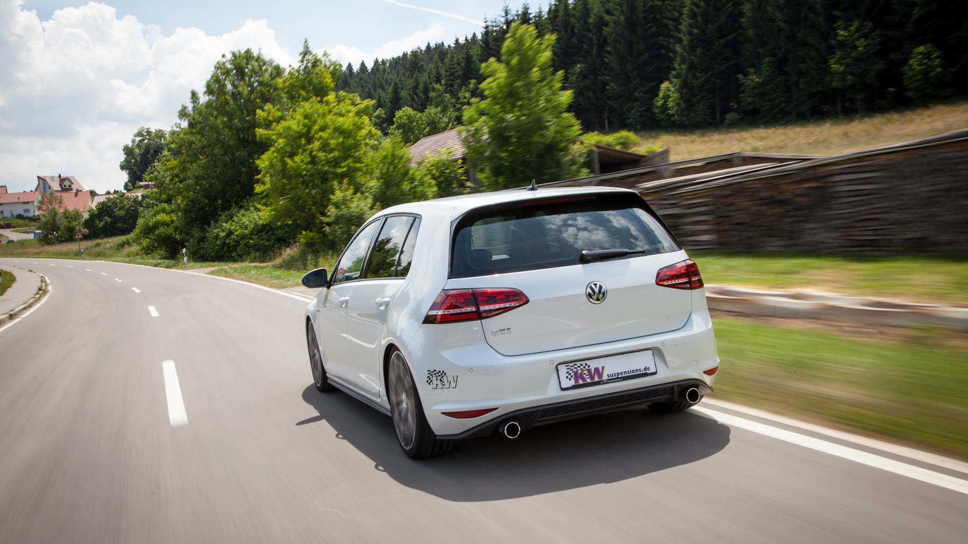 Weißer VW Golf 7 R mit Gewindefahrwerk von KW suspensions