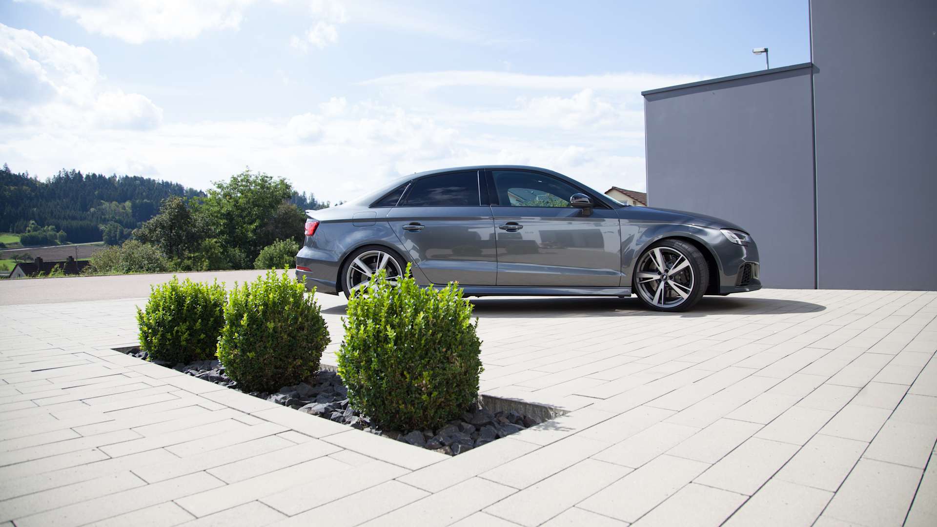 Seitenansicht eines grauen Audi RS3 8V mit KW suspensions Tieferlegung