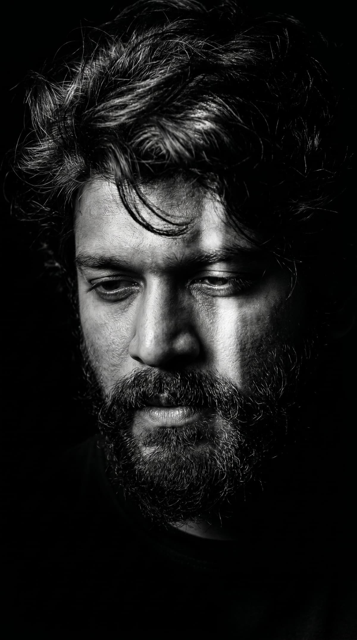 Close-up black and white portrait — AI photo created with this prompt