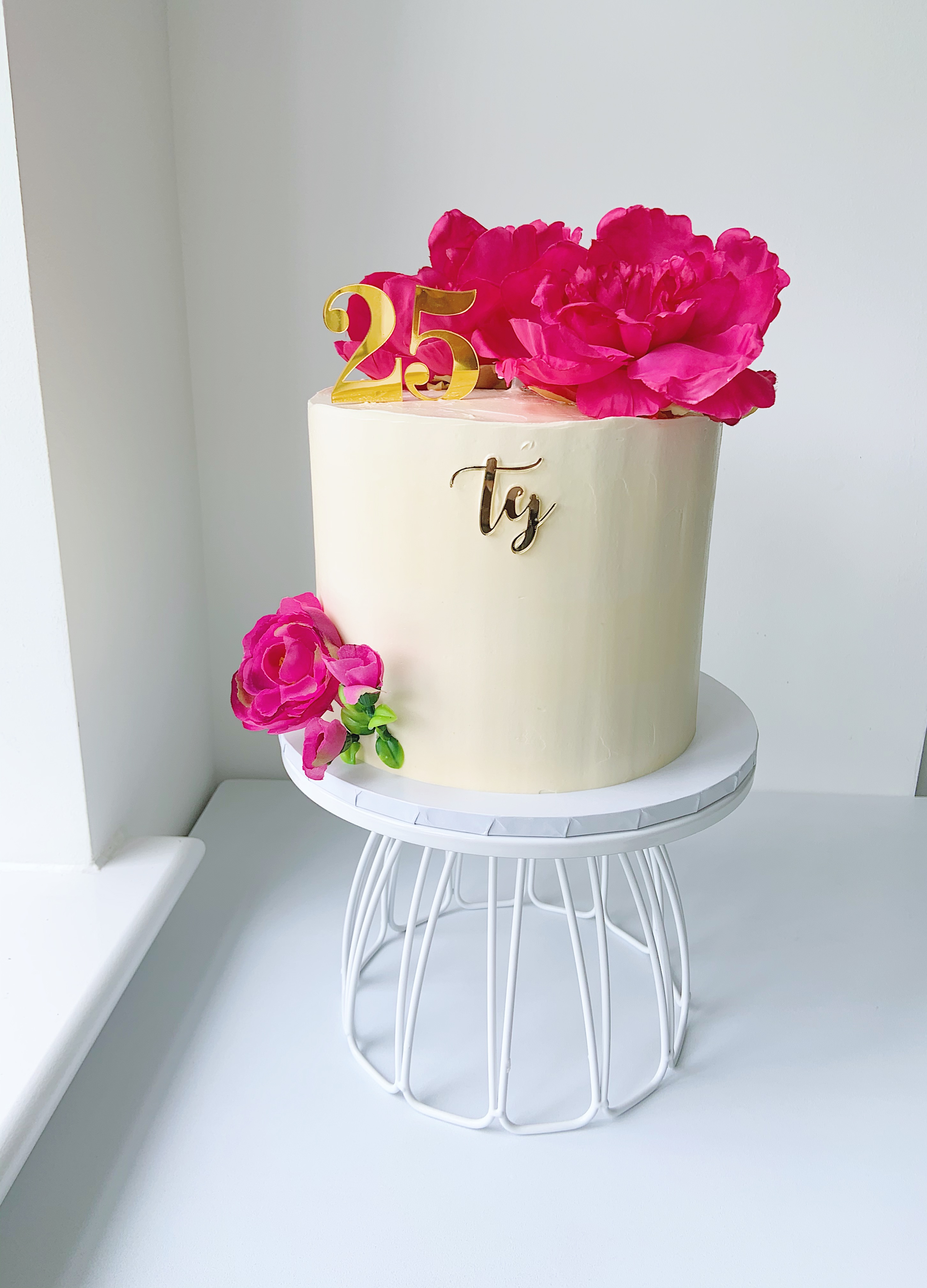 https://res.cloudinary.com/dsau0g21d/image/upload/v1750790872/cake-carousel8_c1ahgr.jpg