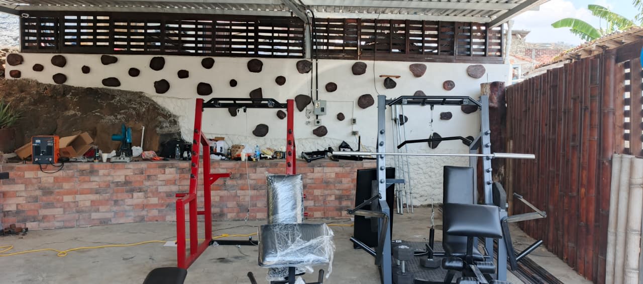 Taller de GYM EN CASA SV en Santa Ana donde fabricamos equipos de gimnasio
