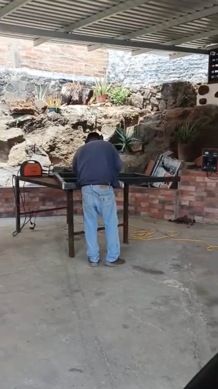Detalle del proceso de soldadura en el taller de GYM EN CASA SV