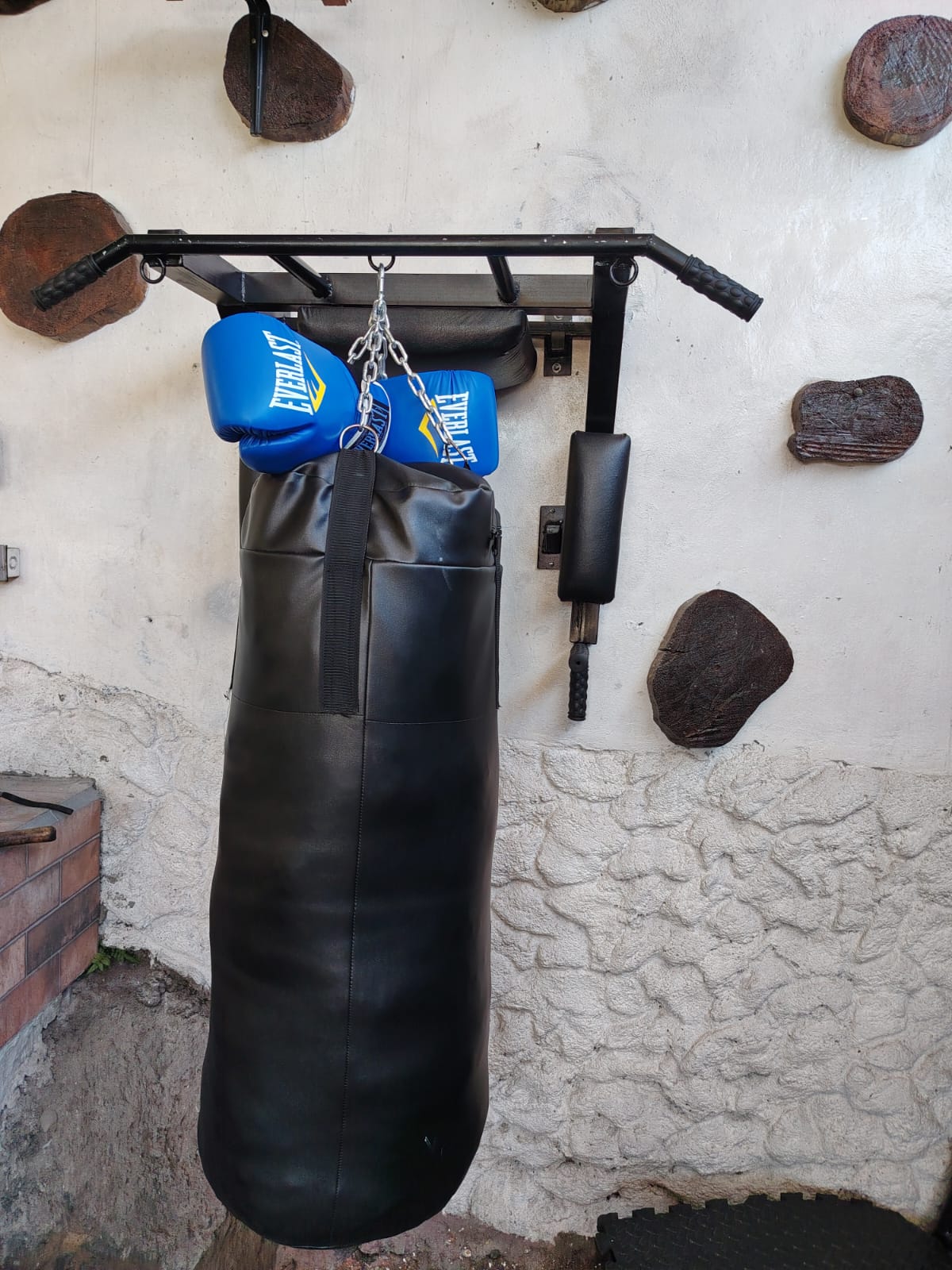 Saco de Boxeo con Guantes