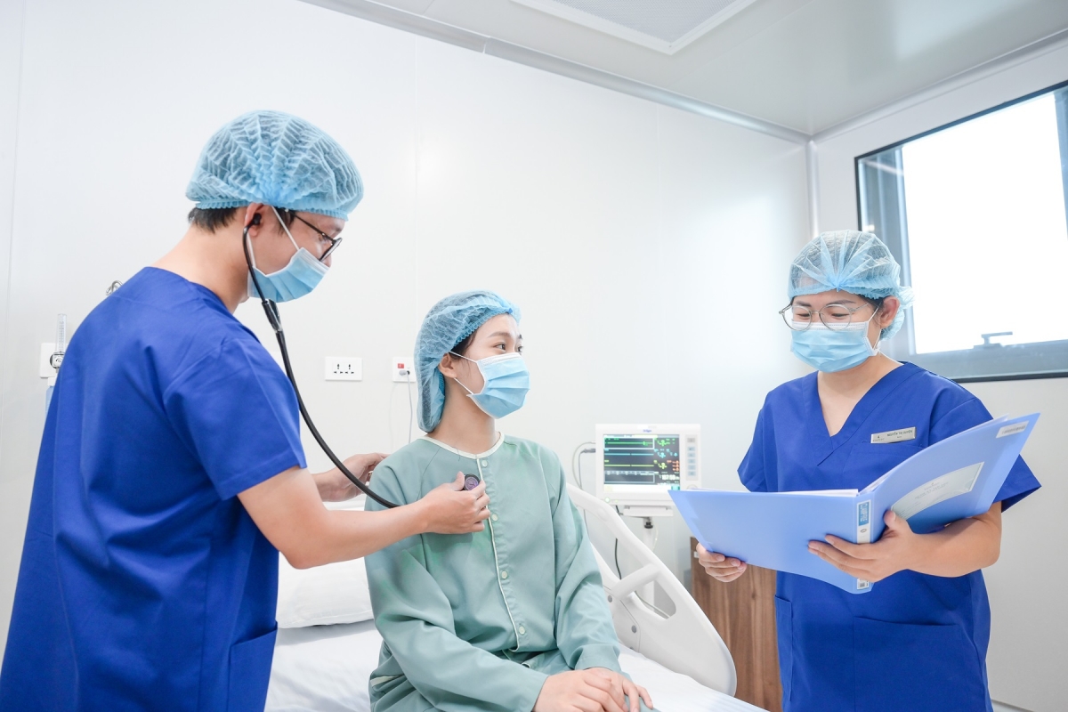 Đội ngũ y bác sĩ Vinmec phối hợp chặt chẽ trong thăm khám, theo dõi và chăm sóc người bệnh theo quy trình chuyên môn nghiêm ngặt, đảm bảo an toàn tối đa và mang đến trải nghiệm điều trị toàn diện. (Ảnh: Vinmec) Đội ngũ y bác sĩ Vinmec phối hợp chặt chẽ trong thăm khám, theo dõi và chăm sóc người bệnh theo quy trình chuyên môn nghiêm ngặt, đảm bảo an toàn tối đa và mang đến trải nghiệm điều trị toàn diện. (Ảnh: Vinmec)