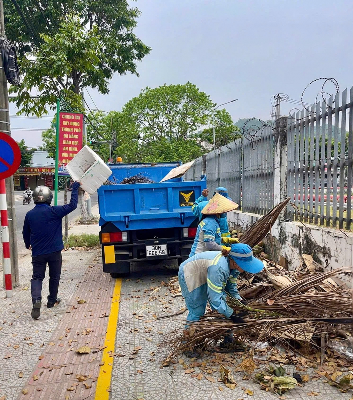 Urenco 15 chủ động tăng cường nhân lực và phương tiện, đảm bảo hiệu quả công tác thu gom và quét dọn đường phố, góp phần duy trì vệ sinh môi trường đô thị