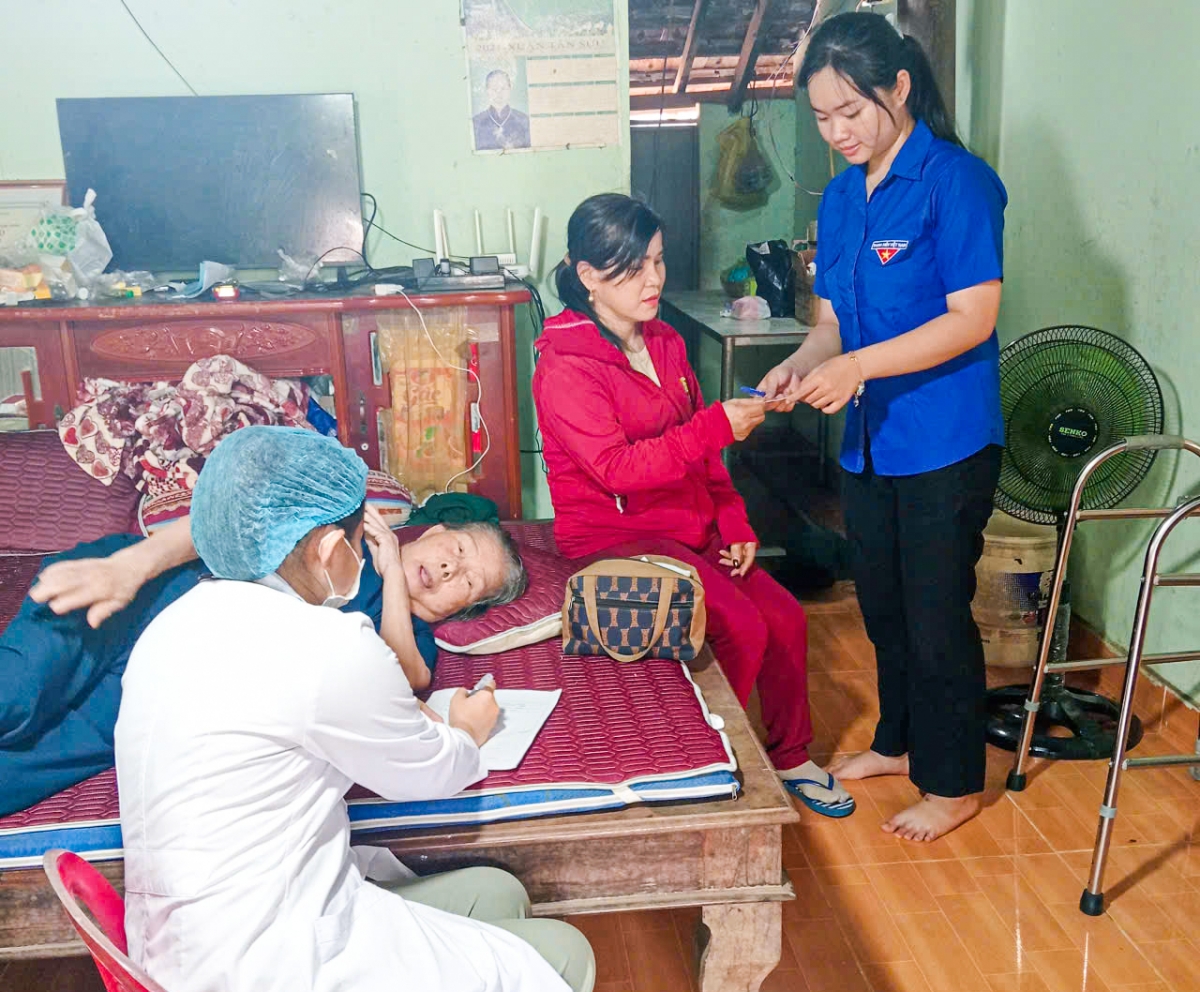 Người dân vùng xa được khám sức khỏe miễn phí Người dân vùng xa được khám sức khỏe miễn phí
