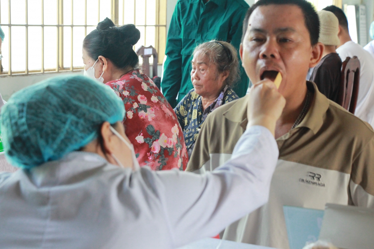 Người dân vùng xa được khám sức khỏe miễn phí Người dân vùng xa được khám sức khỏe miễn phí
