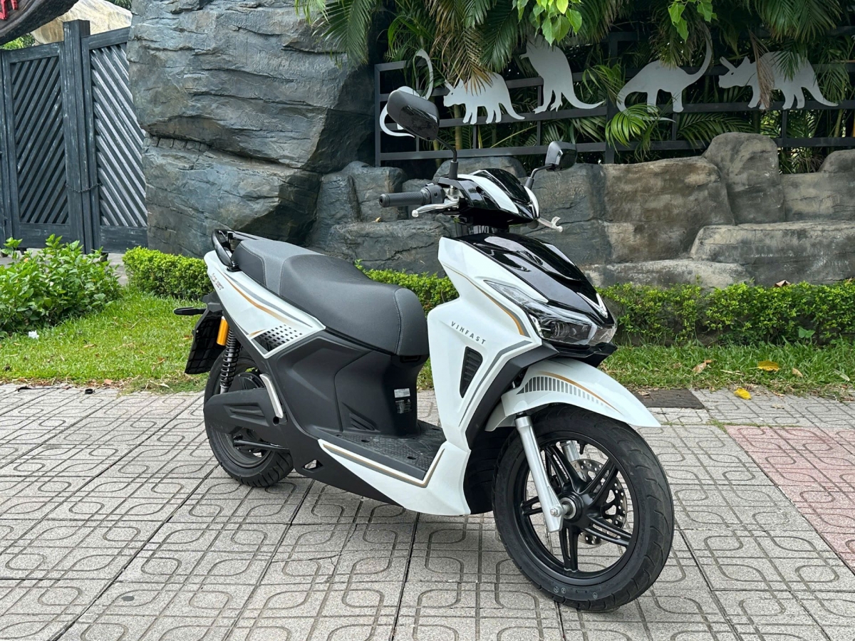 VinFast Kinet xuất hiện lấp đầy phân khúc xe điện thể thao, đáp ứng nhu cầu di chuyển tốc độ cao của giới trẻ đô thị. VinFast Kinet xuất hiện lấp đầy phân khúc xe điện thể thao, đáp ứng nhu cầu di chuyển tốc độ cao của giới trẻ đô thị.