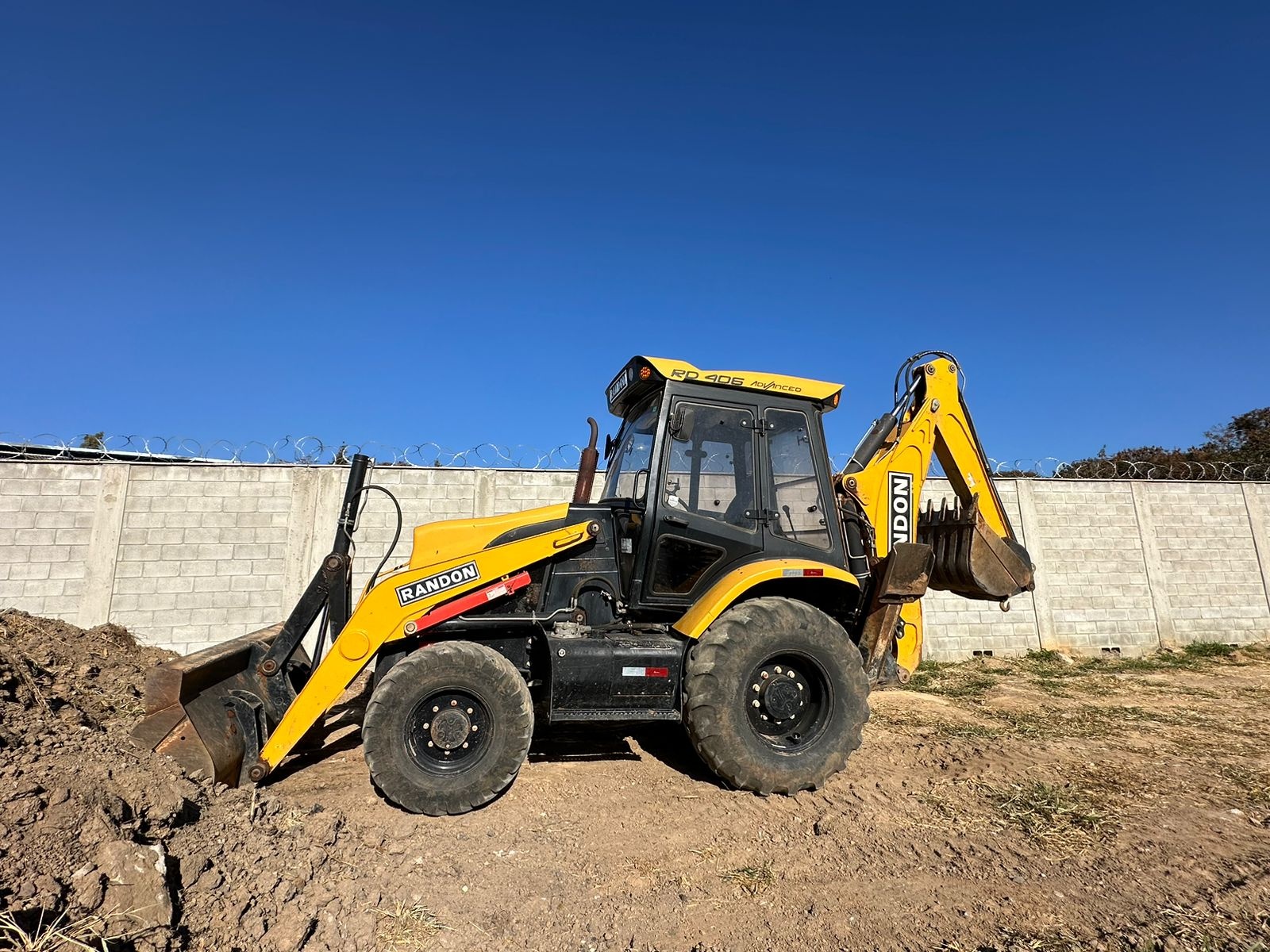 Retroescavadeira Randon RD 406 2019