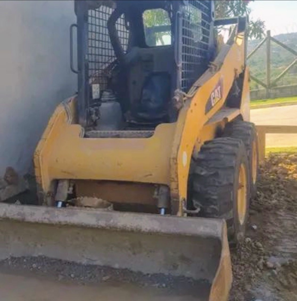 Mini Carregadeira Caterpillar 242B 2013