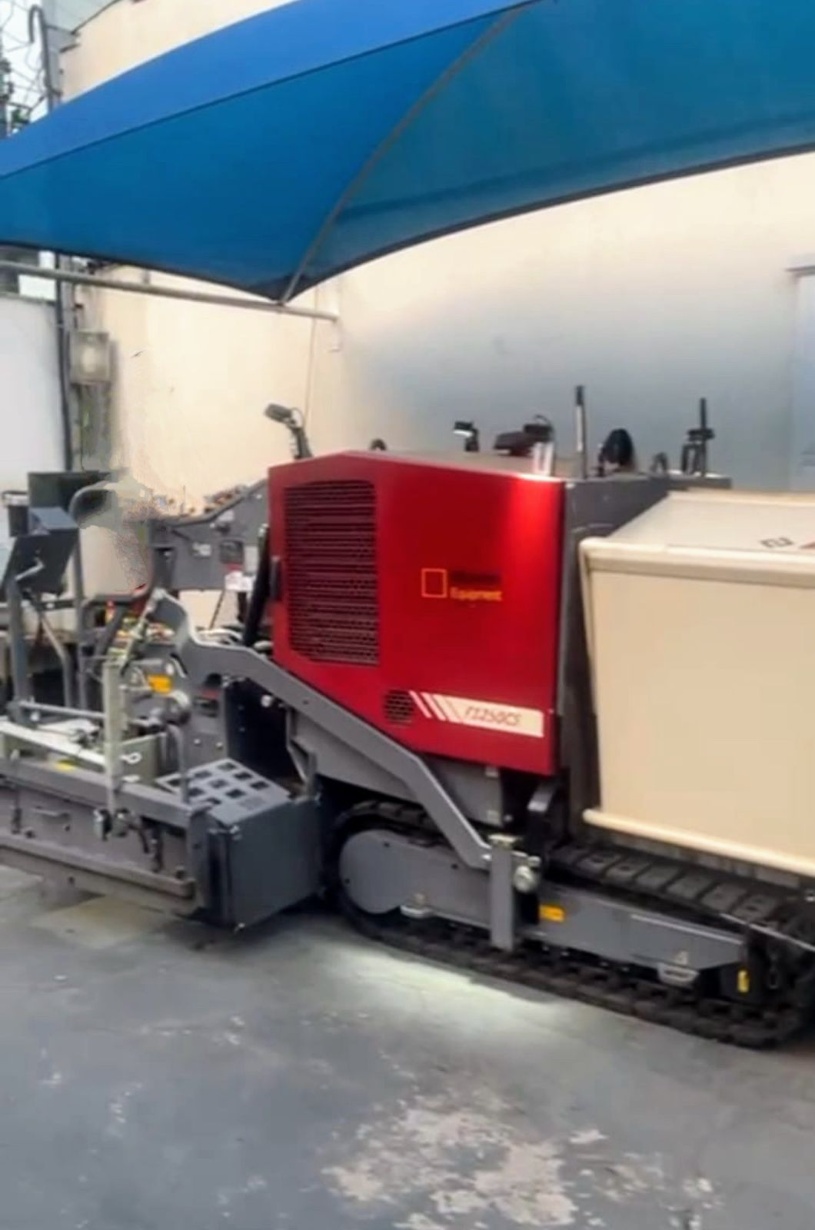 Vibroacabadora Dynapac F1250CS 2023 com apenas 200 horas
