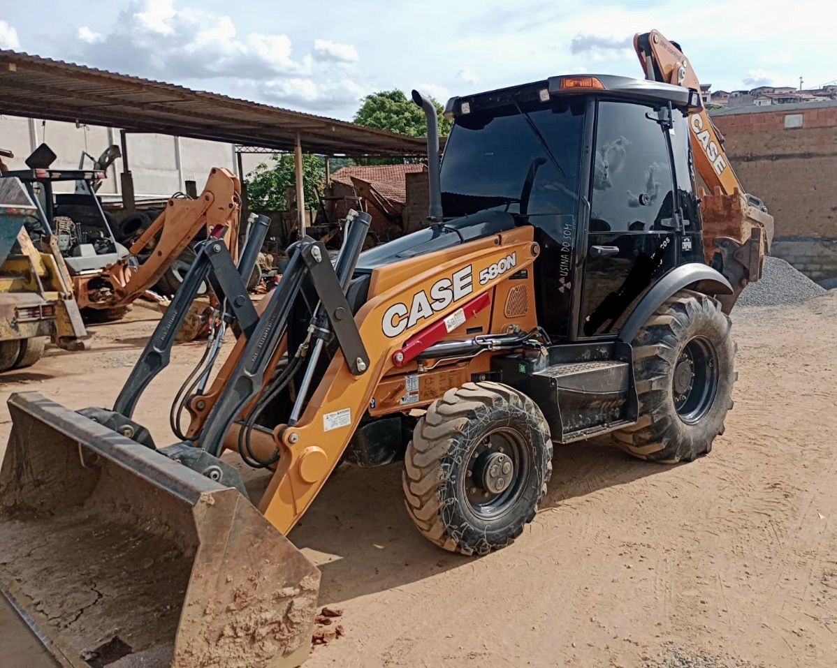 Retroescavadeira Case 580N 2022, 4x4, cabinada, com 3100 horas