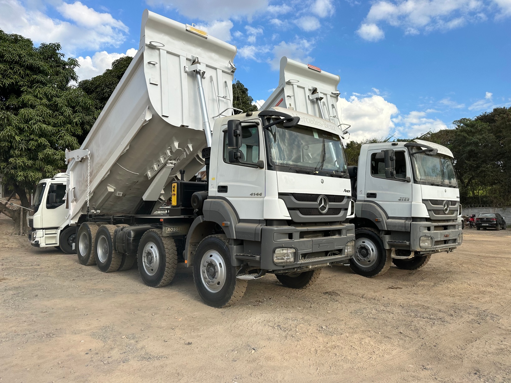 Caminhão Caçamba Axor 4144 8X4 2021/21