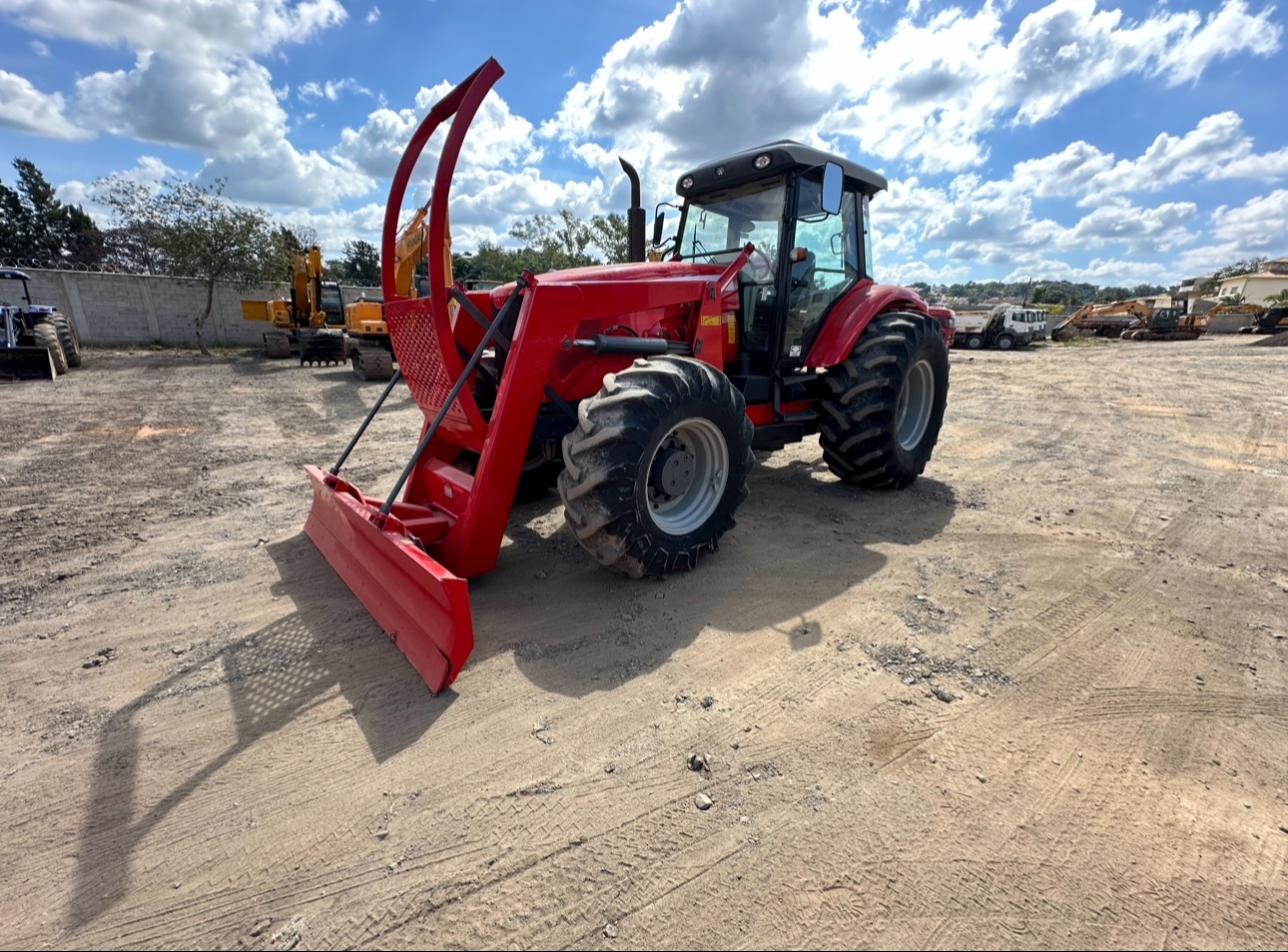 Trator Massey Ferguson MF 7150 2014